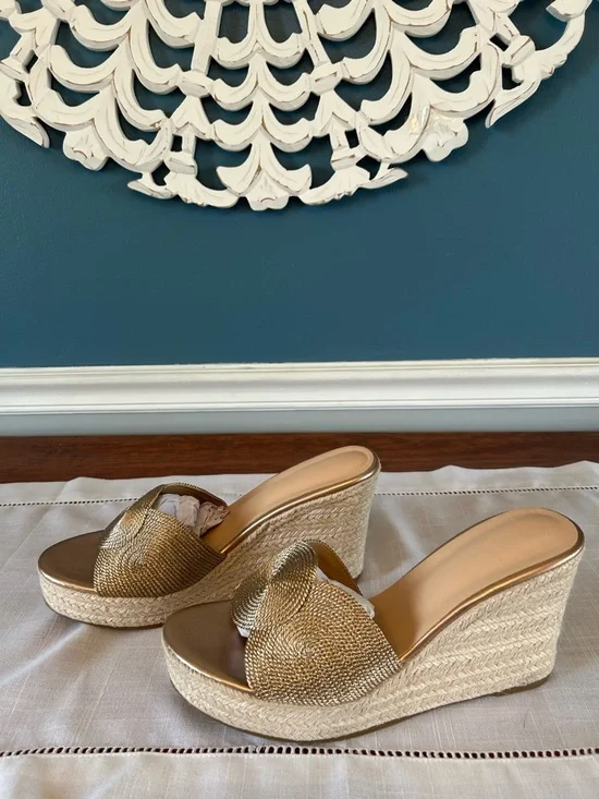 NEW Women’s Metallic Gold Woven Wedge Slide Sandals - Picture 4 of 6
